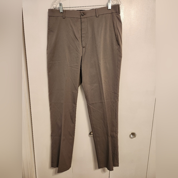 Haggar Men’s Taupe Dress Pants Size 33x32 Straight Fit Pants Model #CT23BK - Picture 1 of 10